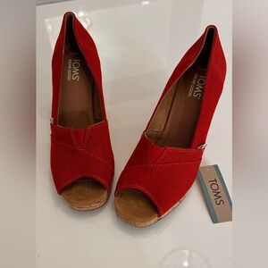NWT TOMS Red Peep Toe Heels size 7.5